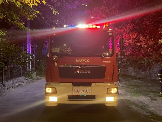 Bakıda məktəbin həyətində yanğın - Foto