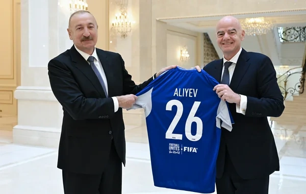 Canni İnfantino İlham Əliyevə idman köynəyi hədiyyə etdi - FOTO