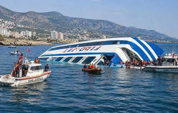 Göyərtəsində azərbaycanlıların da olduğu gəmi qəzası: İtkin düşmüşlərin axtarışına komandolar cəlb edildilər - VİDEO