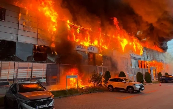Polşada avtosalonda güclü yanğın: Maşınlar partladı - FOTO - VİDEO