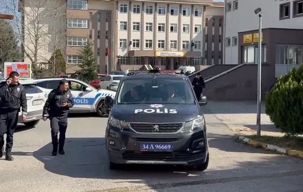 İstanbulda liseydə BIÇAQLI HÜCUM: Şagird iki müəllimi və bir məktəblini VURDU