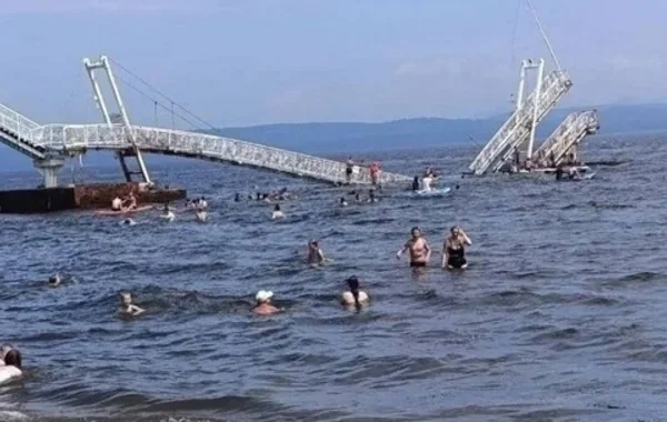 Rusiyada çimərlikdə üzərində uşaqların olduğu körpü uçub - FOTO-VİDEO