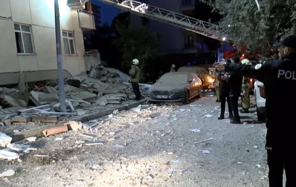 Səhər saatlarında İstanbulda bina çökdü: Dağıntılar altında qalanlar var - Video