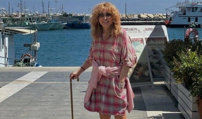 77 yaşlı Puqaçova əlində əsa ilə - Foto