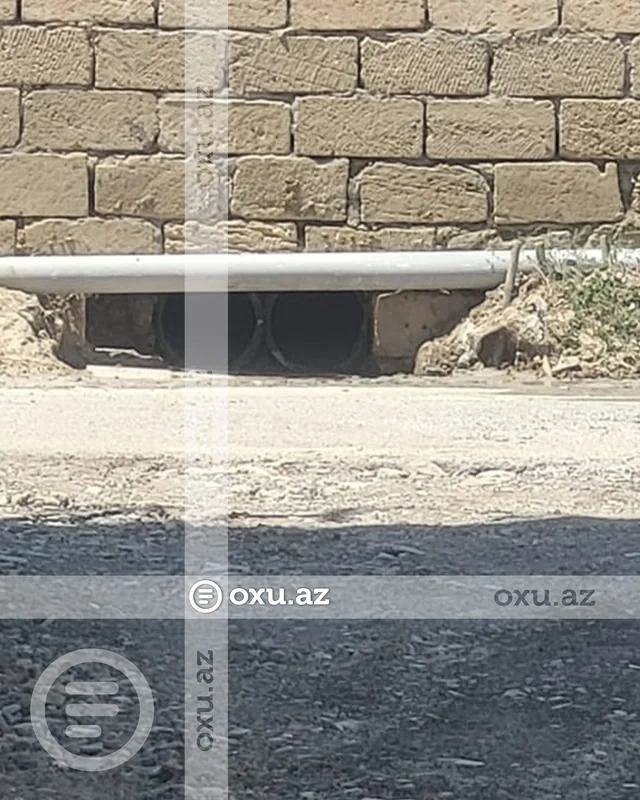 Binəqədidə sakin həyətini sudan qorumaq üçün boru çəkdi, qonşuların yolu yararsız hala düşdü - Şikayət - Foto/Video