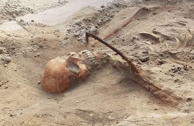 Polşada "vampir uşaqlar"ın məzarları TAPILDI: Ayaqları yerə bərkidilib - FOTO