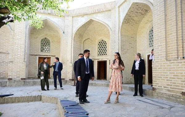 Leyla Əliyeva ilk Buxara Biennalesinin əsərləri ilə tanış olub - FOTO