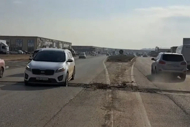 Sürücülərin KABUSUNA çevrilən Lökbatan-"Meyvəli" yolu - Maşınlara ciddi ziyan dəyir