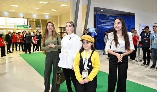 Prezidentin qızları və gəlini bayram şənliyində - Video
