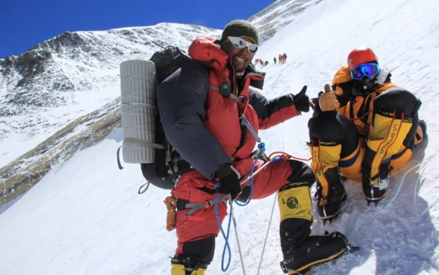 Everestdəki "yaşıl çəkmələr"in cəsədi endirilir: 150 min dollarlıq riskli əməliyyat - FOTO