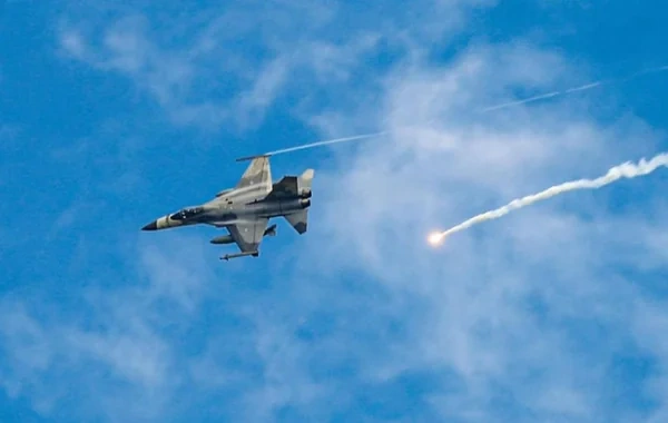 İran Küveyt səmasında ABŞ qırıcısını vurdu: Katapult edən pilot tapıldı - VİDEO