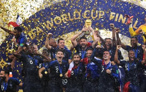Qol vurmadan dünya çempionu olan fransalı məşhur hücumçu karyerasını bitirir - FOTO