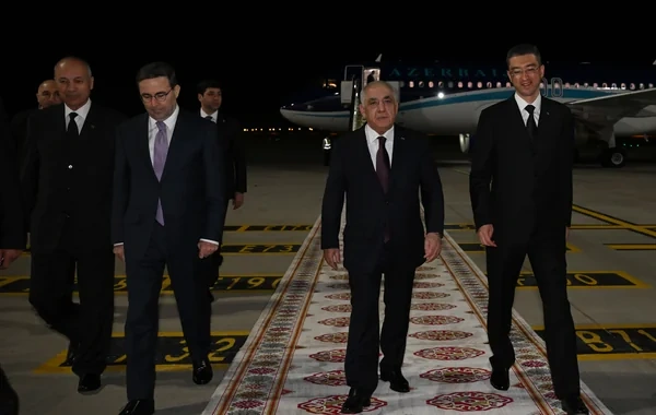 Baş nazir Əli Əsədov Türkmənistana işgüzar səfərə gedib