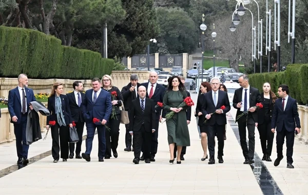 Litvanın baş naziri Bakıda şəhidlərin xatirəsini anıb - FOTO