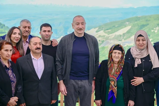 İlham Əliyev Şuşanın Böyük Qaladərəsi kəndində görülən işlərlə tanış olub, sakinlərlə görüşüb
