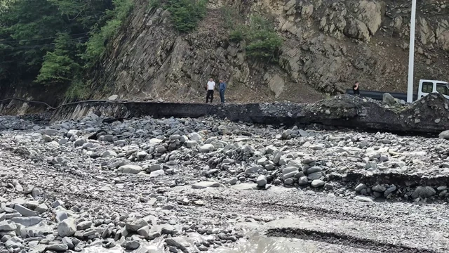 Güclü sel Laza kəndinə gedən yolu yararsız hala saldı