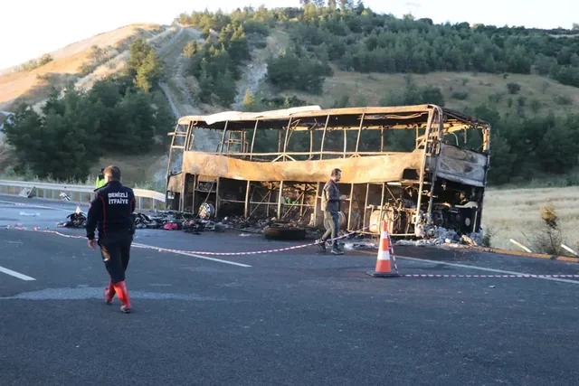Türkiyədə dəhşətli avtobus qəzası: Həyat yoldaşını xilas etdi, özü isə doqquz aylıq körpəsi ilə can verdi - FOTO - VİDEO