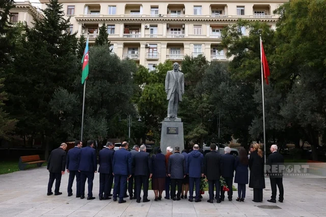 Milli Məclisin deputatları Atatürkün Bakıdakı abidəsini ziyarət ediblər - Foto