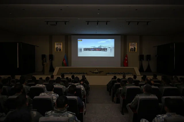 Azərbaycanın hərbi pilotları yeni silah sistemləri ilə tanış olublar - FOTO