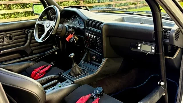 Əvvəllər məşhur müğənniyə məxsus olan "BMW M3 E30" hərraca çıxarılır - FOTO