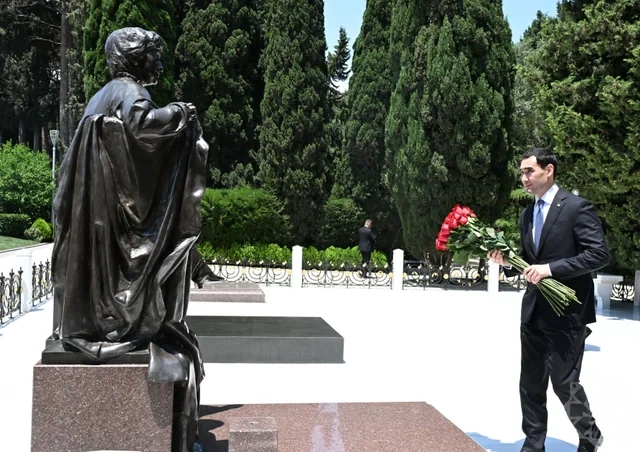 Türkmənistan prezidenti Fəxri xiyabanda Heydər Əliyevin məzarını ziyarət edib - FOTO