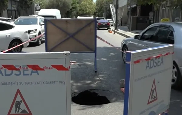 Paytaxtda yol çökdü: Tıxacda qalan sürücülər çətin anlar yaşadılar - VİDEO