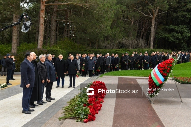 Dövlət və hökumət rəsmiləri ümummilli lider Heydər Əliyevin xatirəsini yad edirlər