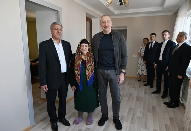 İlham Əliyev Şuşanın Böyük Qaladərəsi kəndində görülən işlərlə tanış olub, sakinlərlə görüşüb