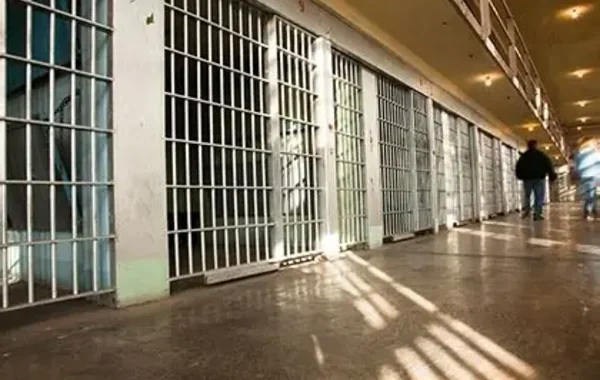 Gəlinini bıçaqlamaqda təqsirləndirilən 72 yaşlı kişi təcridxanada öldü - ÖZƏL
