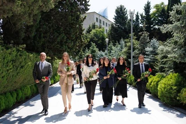 MEDİA, Audiovizual Şura və Mətbuat Şurasının nümayəndələri Fəxri xiyabanı ziyarət ediblər - FOTO