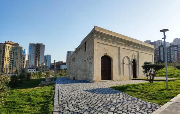 Bakıdakı tarixi abidənin məlumat lövhəsi yayarsız hala salınıb - AÇIQLAMA - FOTO