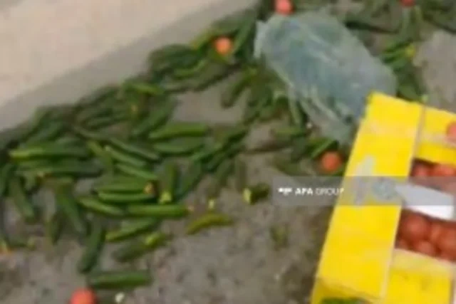 Ucarda yük maşını aşdı: Pomidor və xiyar yola dağıldı - FOTO