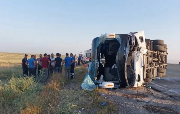 Bakı-Qazax yolunda ağır qəza: Sərnişin avtobusu aşdı, 30-dan çox yaralı var - FOTO