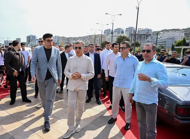 Leyla Əliyeva və Arzu Əliyeva klassik avtomobillərin yürüşü və sərgisini izləyiblər - FOTO