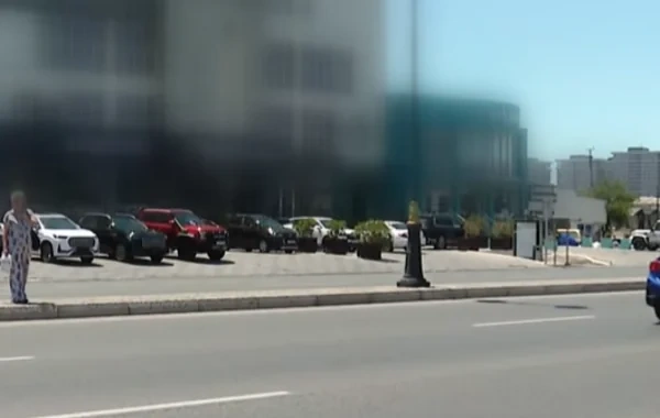 Avtomobillərin intensiv hərəkət etdiyi yolda piyada keçidi yoxdur - VİDEO