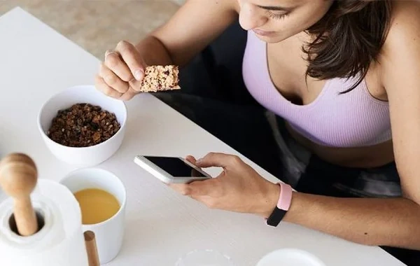 Protein batonlarını sevənlərə xəbərdarlıq: Sağlamlıq üçün potensial risklər var