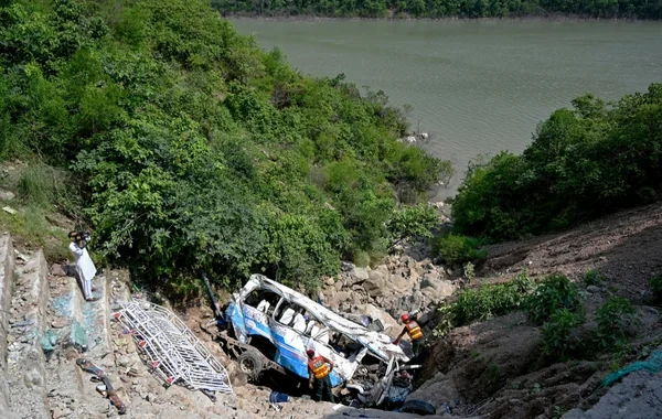 Pakistanda dəhşətli qəza: Mikroavtobus uçuruma aşdı - 11 nəfər həlak oldu