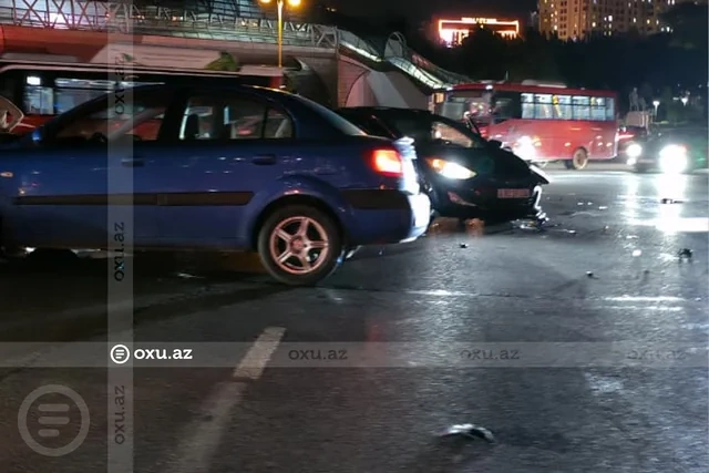 "Ukrayna dairəsi"ndə iki avtomobil toqquşdu - Foto