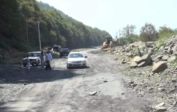 Qəbələ-Laza yolu keçilməz hala düşdü, ağır texnika cəlb olundu - VİDEO