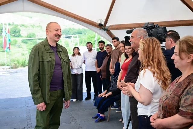 Prezident Kiçik Qaladərəsində görülən işlərlə tanış olub və kəndə qayıdan sakinlərlə görüşüb - FOTO