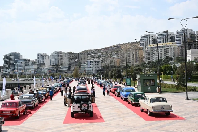 Bulvarda klassik avtomobillərin sərgisi keçirilir - FOTO