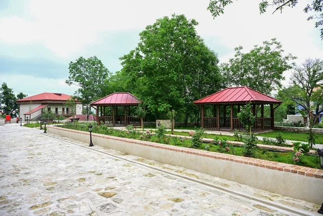 Prezident İlham Əliyev Şuşada "Yasəmən" hotelinin yeni korpusları ilə tanış olub - FOTO
