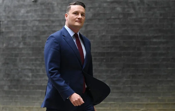 Britaniyanın səhiyyə naziri Starmerə inamsızlıq səbəbindən istefa verdi