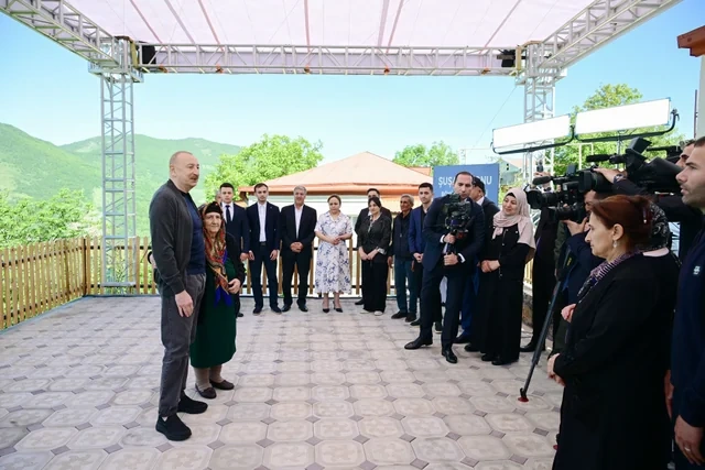 İlham Əliyev Şuşanın Böyük Qaladərəsi kəndində görülən işlərlə tanış olub, sakinlərlə görüşüb