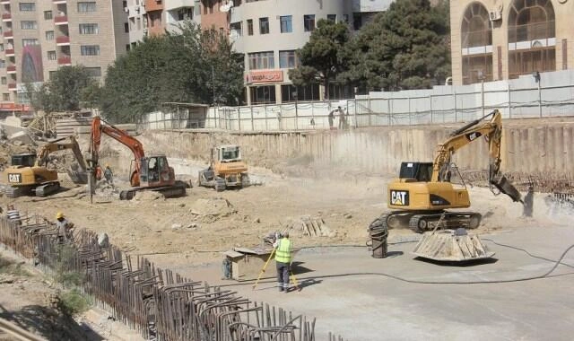 Bakıda binanın altından metroya keçid inşa edilir - Video