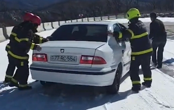 Xocalıda yollar buz bağladı: Avtomobildə köməksiz vəziyyətdə qalan şəxs xilas edildi