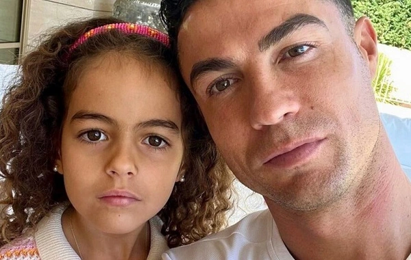 Ronaldunun qızı "Titanik" filmindəki məşhur mahnını oxudu