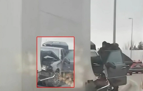 "Koroğlu"da avtomobilin yerüstü keçidin sütununa çırpılması nəticəsində xəsarət alan var