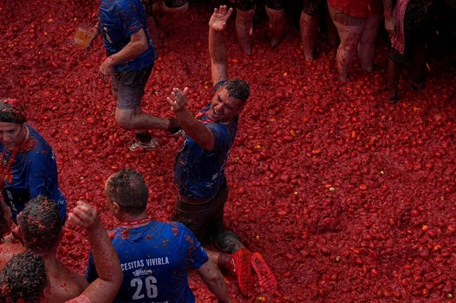 İspaniyada "Tomatina" festivalı: Pomidor döyüşündə 150 ton məhsul sərf olundu - FOTO - VİDEO
