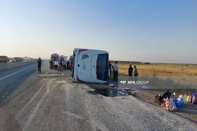 Bakı-Qazax yolunda ağır qəza: Sərnişin avtobusu aşdı, 30-dan çox yaralı var - FOTO